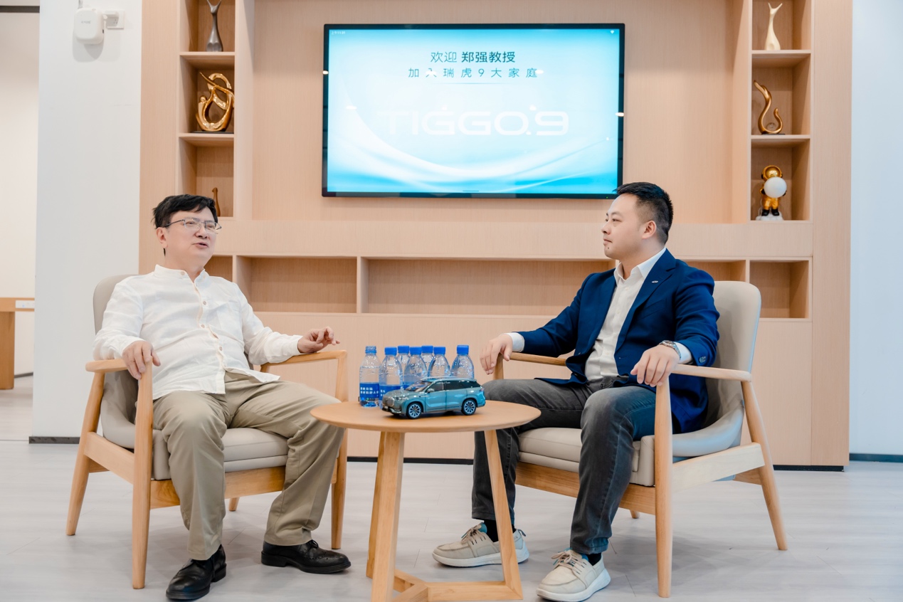 房间里的人们 中度可信度描述已自动生成
