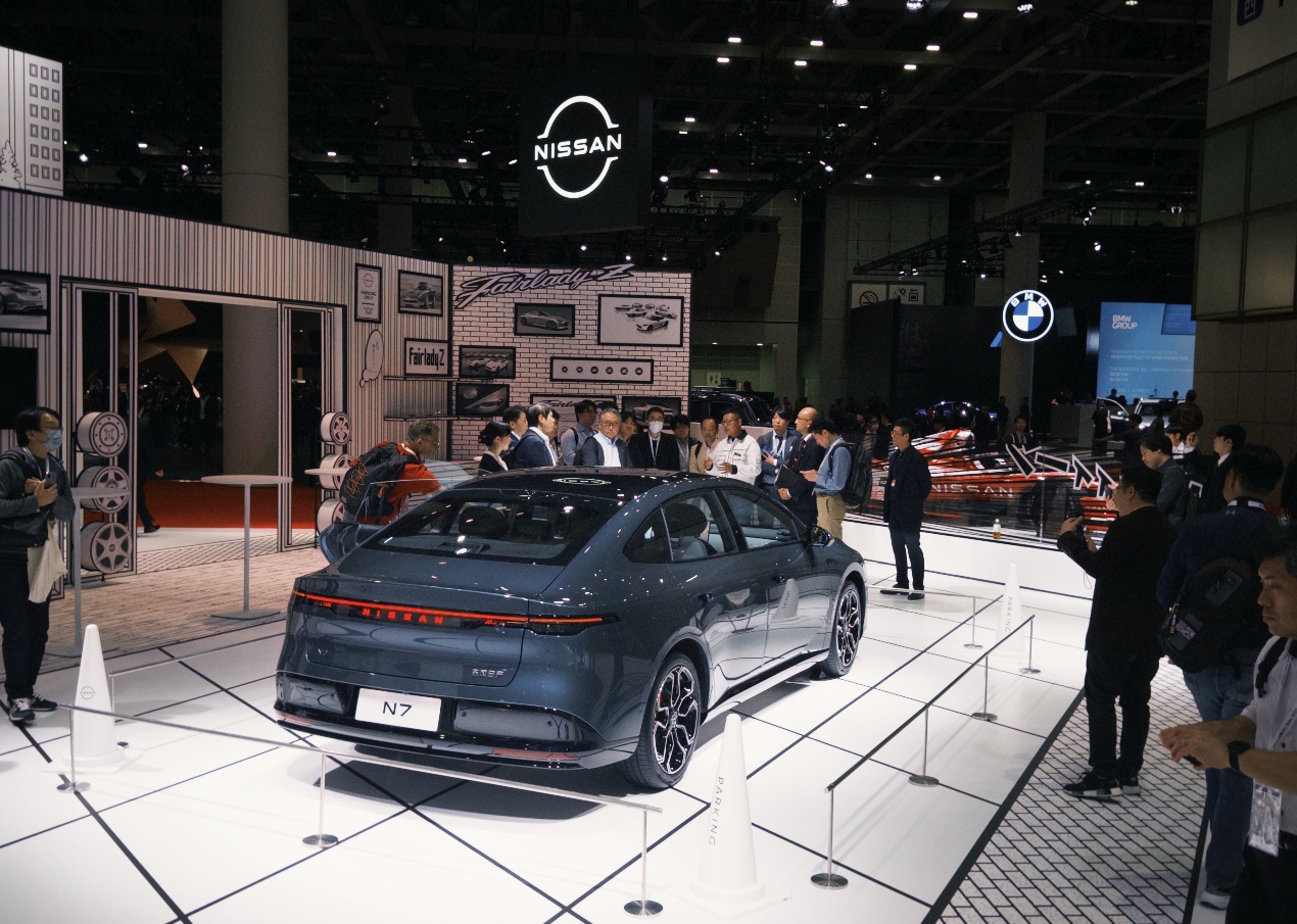 穿黑色衣服的人在街道边走
AI 生成的内容可能不正确。