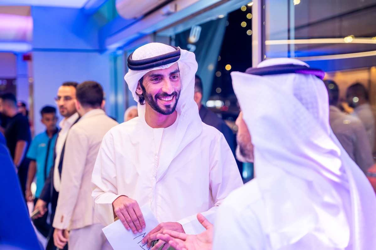 穿白色衣服的人站在人群中 AI 生成的内容可能不正确。