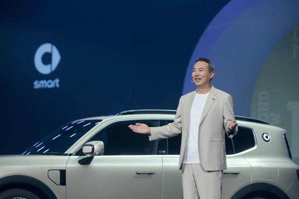 男人站在汽车边 AI 生成的内容可能不正确。