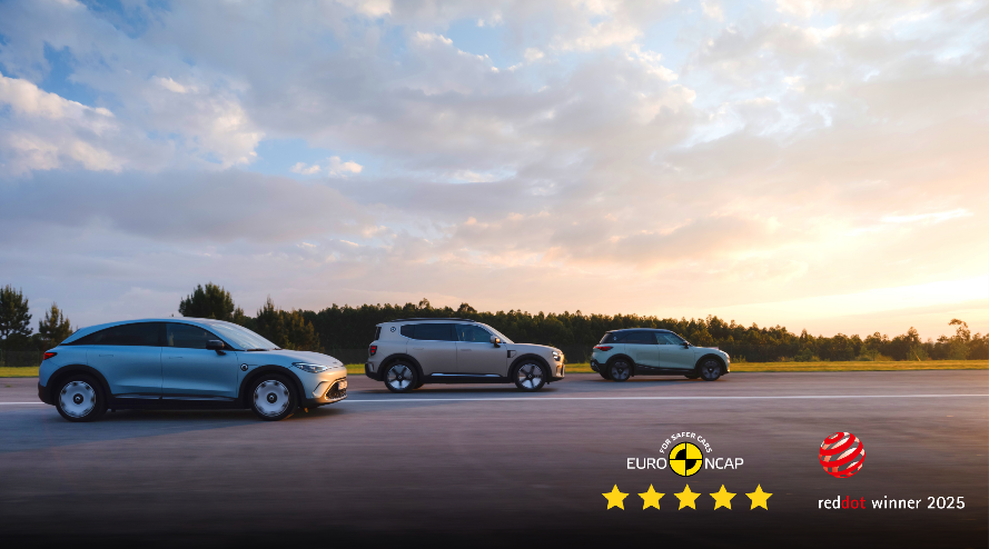 汽车行驶在路上 AI 生成的内容可能不正确。