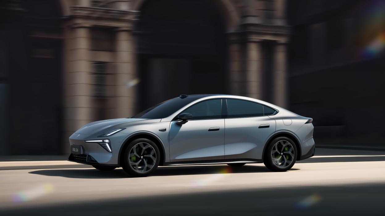 银色车-城市路跑-斜侧20度