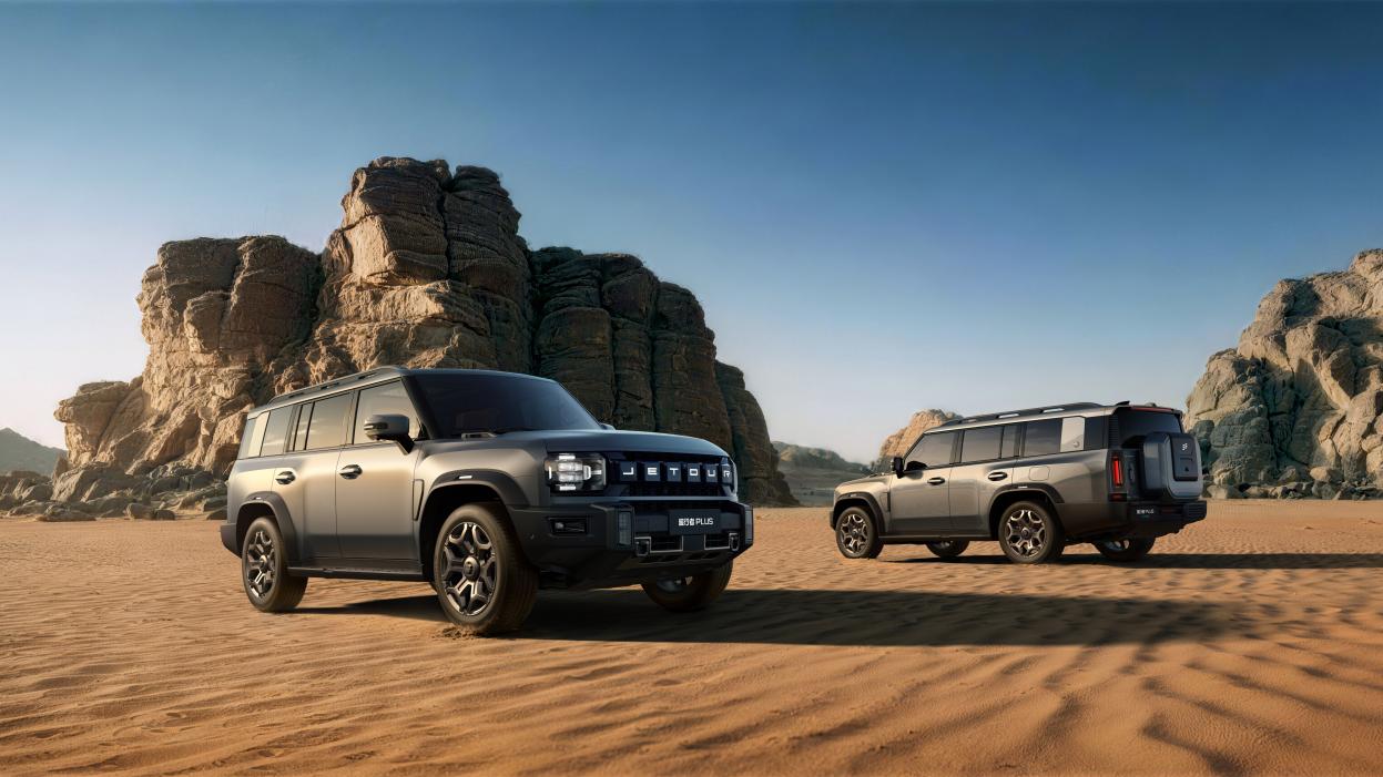 旅行者PLUS_场景图_双车静态沙漠_预览图