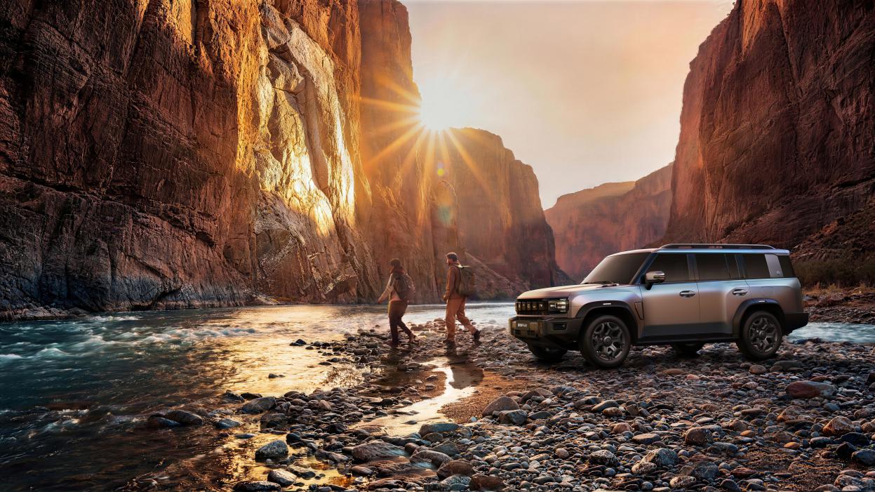 旅行者PLUS_场景图_人车美图溪流_原大图